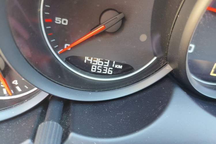 Used Porsche Cayenne 2016 Cayenne 3.0T Odometer Close Up