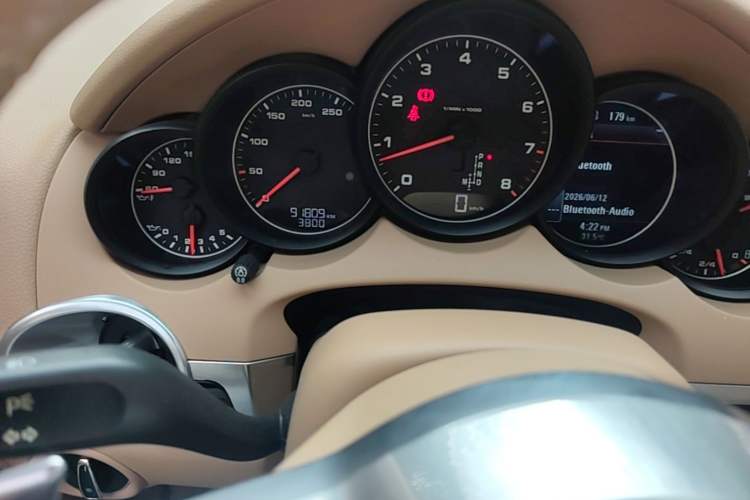 Used Porsche Cayenne 2016 Cayenne 3.0T Odometer Close Up