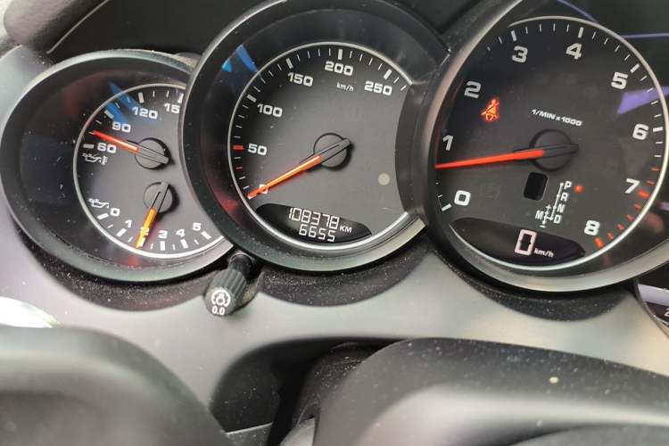 Used Porsche Cayenne 2016 Cayenne 3.0T Odometer Close Up