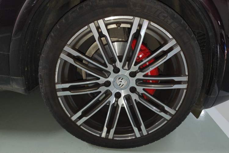 Used Porsche Cayenne 2016 Cayenne Platinum Edition 3.0T Right Front Wheel Hub