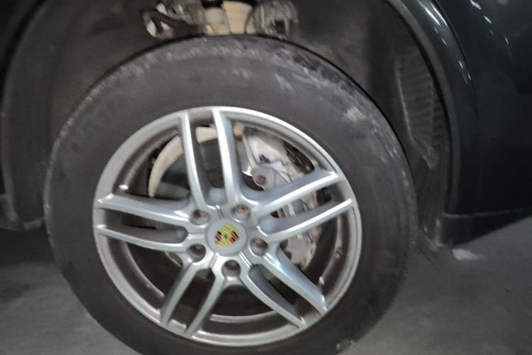 Used Porsche Cayenne 2016 Cayenne Platinum Edition 3.0T Right Front Wheel Hub