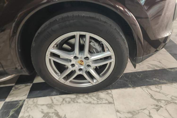 Used Porsche Cayenne 2016 Cayenne Platinum Edition 3.0T Right Front Wheel Hub
