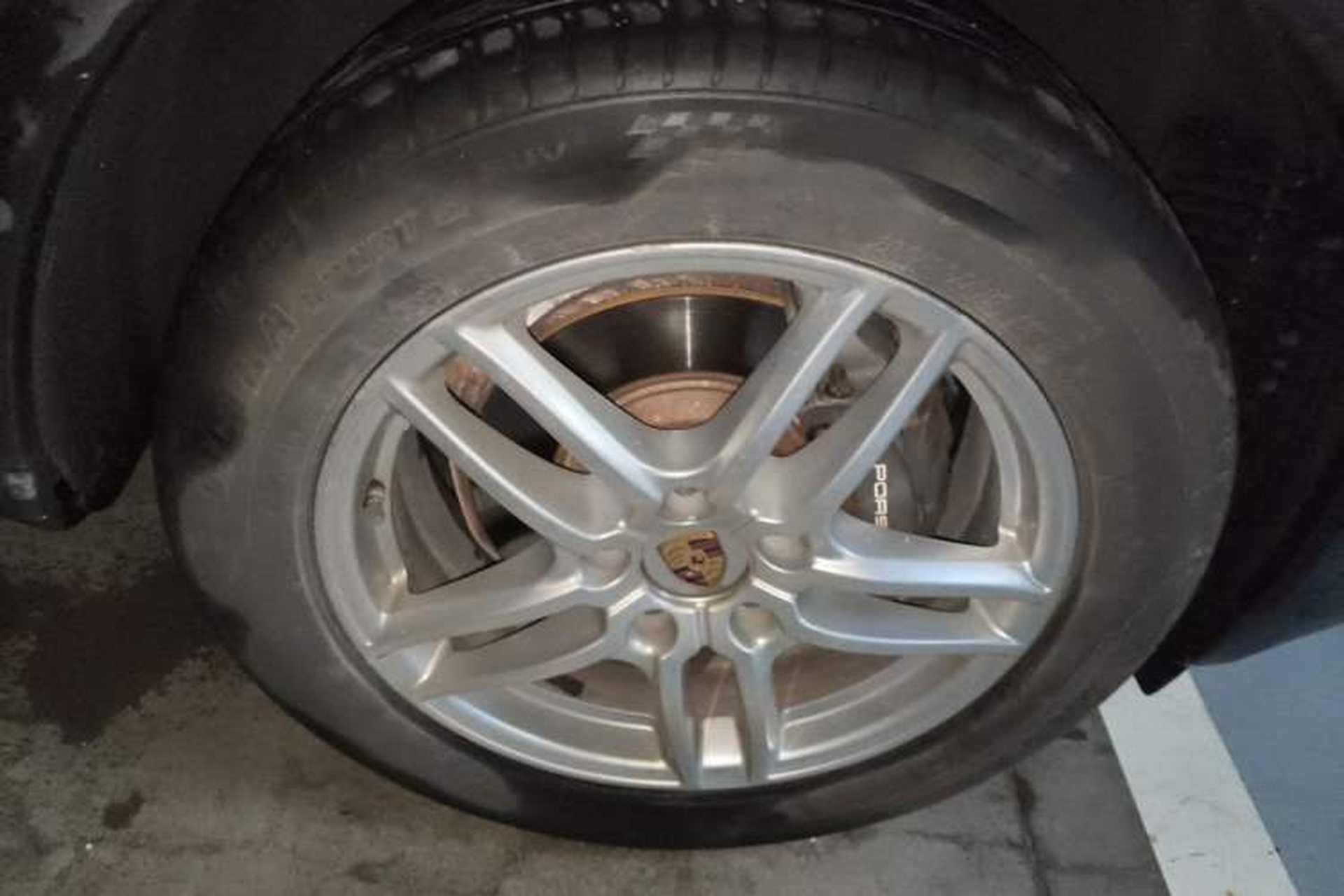 Used Porsche Cayenne 2016 Cayenne Platinum Edition 3.0T Right Front Wheel Hub