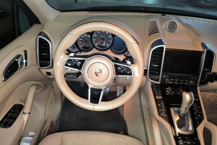Used Porsche Cayenne 2016 Cayenne Platinum Edition 3.0T Steering Wheel