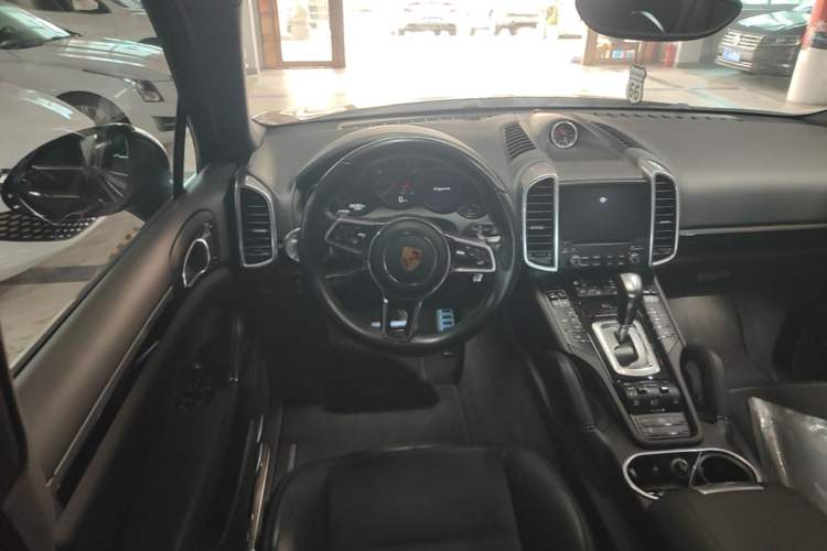 Used Porsche Cayenne 2016 Cayenne Platinum Edition 3.0T Steering Wheel