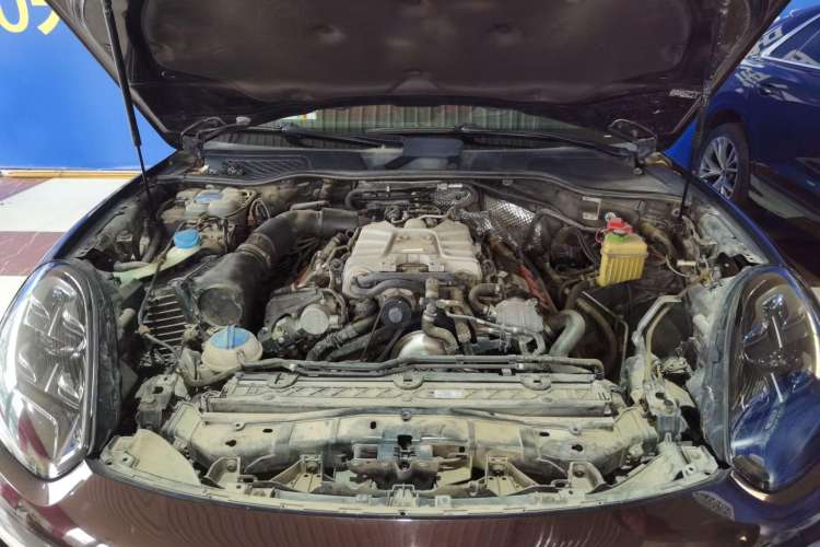 Used Porsche Cayenne 2016 Cayenne Platinum Edition 3.0T Engine Bay