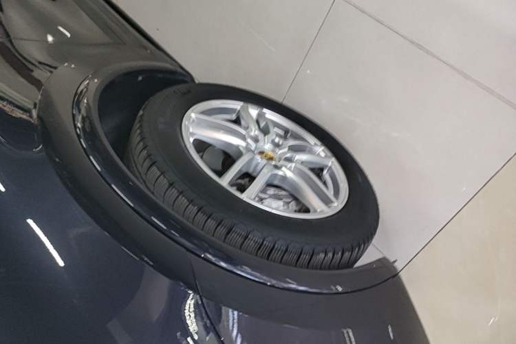 Used Porsche Cayenne 2016 Cayenne Platinum Edition 3.0T Left Front Wheel Hub
