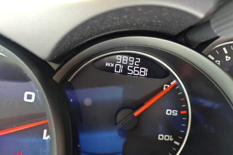 Used Porsche Cayenne 2016 Cayenne Platinum Edition 3.0T Odometer Close Up