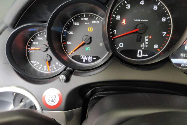 Used Porsche Cayenne 2016 Cayenne 3.0T Odometer Close Up
