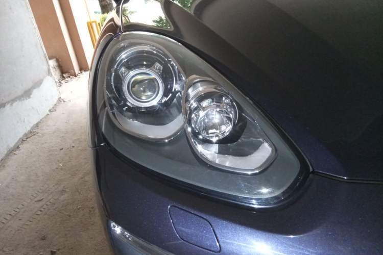 Used Porsche Cayenne 2016 Cayenne Platinum Edition 3.0T Right Front Headlight