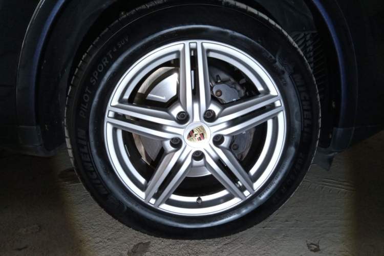 Used Porsche Cayenne 2016 Cayenne Platinum Edition 3.0T Right Front Wheel Hub