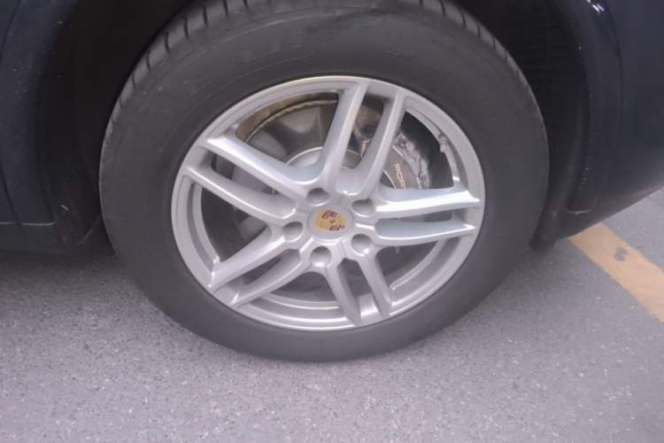 Used Porsche Cayenne 2016 Cayenne Platinum Edition 3.0T Right Front Wheel Hub