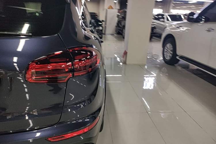 Used Porsche Cayenne 2016 Cayenne Platinum Edition 3.0T Right Rear Taillight