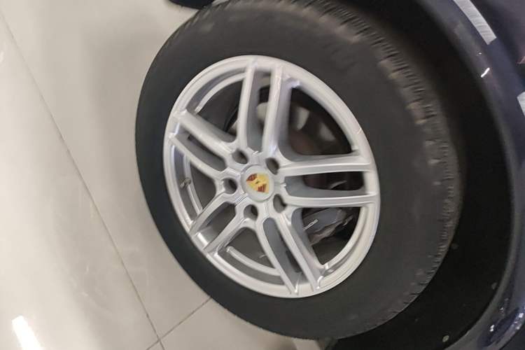 Used Porsche Cayenne 2016 Cayenne Platinum Edition 3.0T Right Rear Wheel Hub
