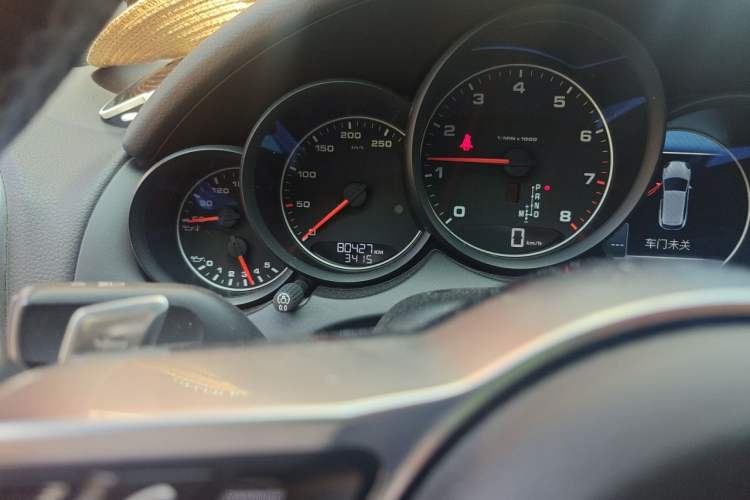 Used Porsche Cayenne 2016 Cayenne 3.0T Odometer Close Up