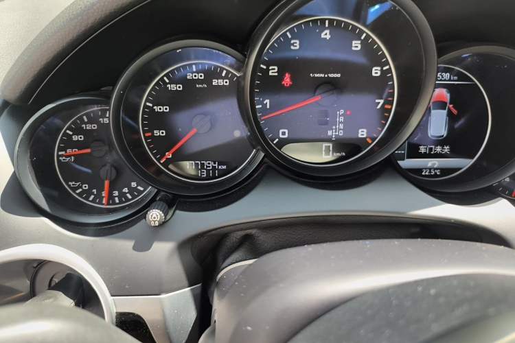 Used Porsche Cayenne 2016 Cayenne 3.0T Odometer Close Up