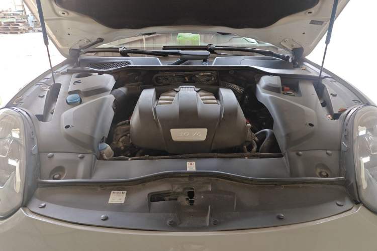 Used Porsche Cayenne 2016 Cayenne 3.0T Engine Bay
