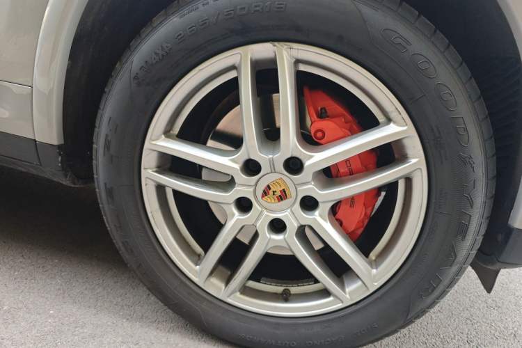 Used Porsche Cayenne 2016 Cayenne Platinum Edition 3.0T Right Front Wheel Hub