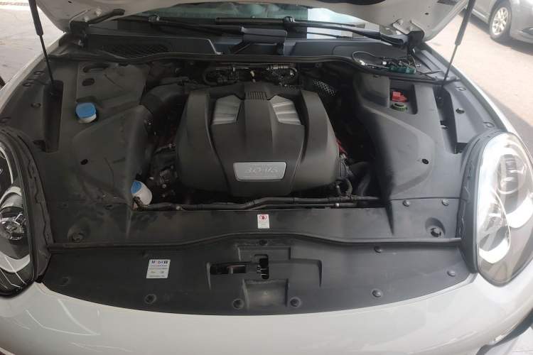 Used Porsche Cayenne 2016 Cayenne 3.0T Engine Bay