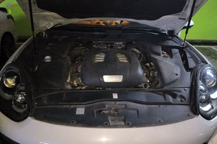 Used Porsche Cayenne 2016 Cayenne 3.0T Engine Bay