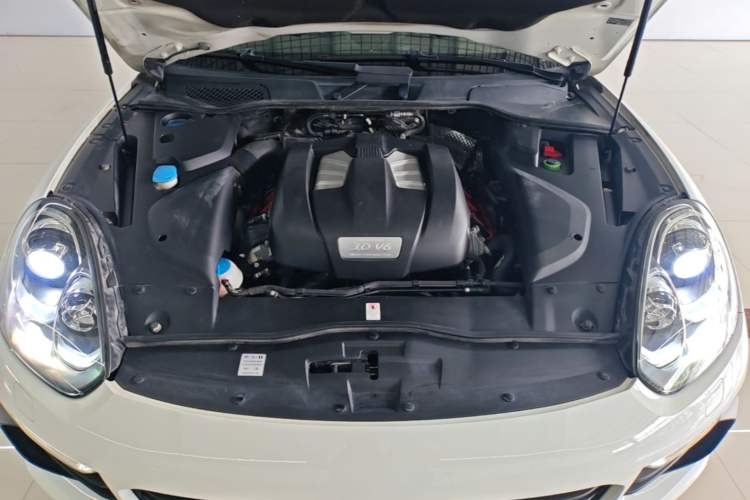 Used Porsche Cayenne 2016 Cayenne 3.0T Engine Bay