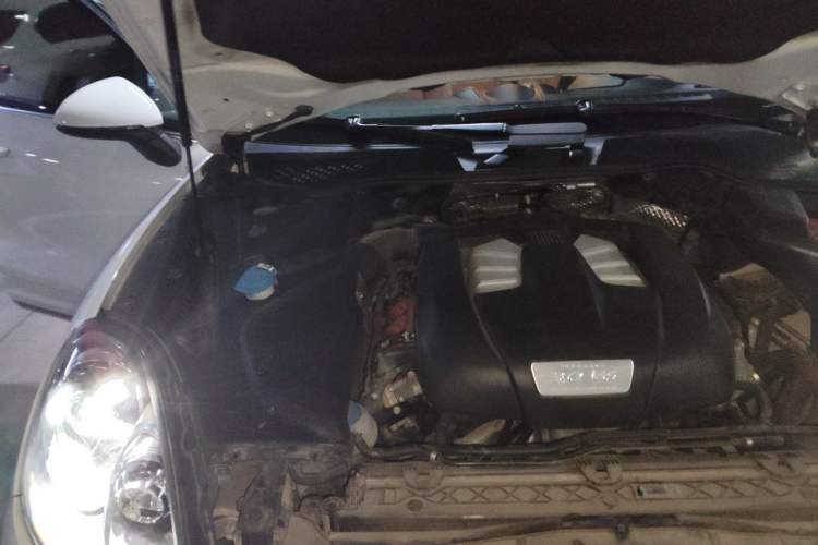 Used Porsche Cayenne 2016 Cayenne Platinum Edition 3.0T Engine Bay Right