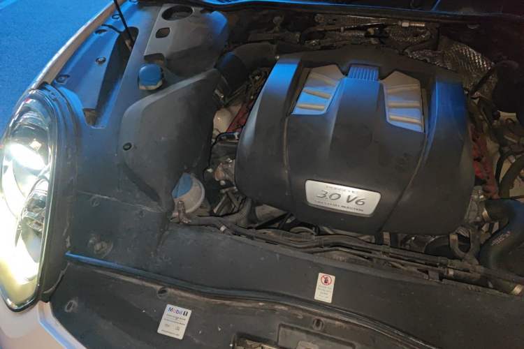 Used Porsche Cayenne 2016 Cayenne Platinum Edition 3.0T Engine Bay Right