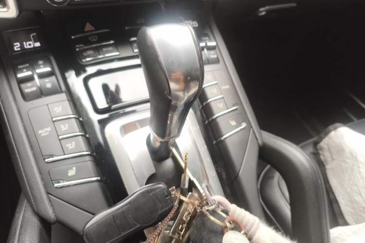 Used Porsche Cayenne 2016 Cayenne Platinum Edition 3.0T Gear Lever