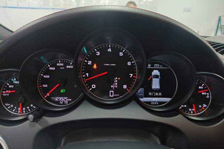 Used Porsche Cayenne 2016 Cayenne Platinum Edition 3.0T Instrument Cluster