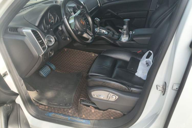 Used Porsche Cayenne 2016 Cayenne Platinum Edition 3.0T Left Front Seat