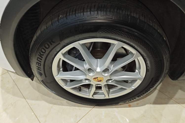 Used Porsche Cayenne 2016 Cayenne 3.0T Left Front Wheel Hub