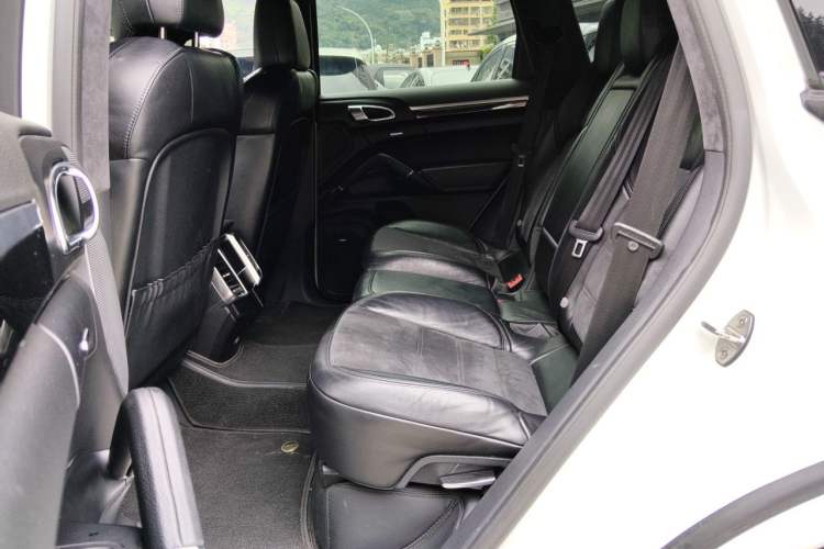 Used Porsche Cayenne 2016 Cayenne Platinum Edition 3.0T Left Rear Seat