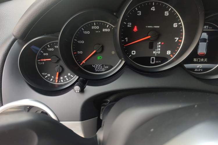 Used Porsche Cayenne 2016 Cayenne 3.0T Odometer Close Up