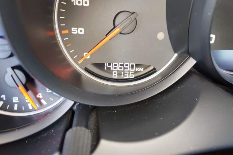 Used Porsche Cayenne 2016 Cayenne Platinum Edition 3.0T Odometer Close Up