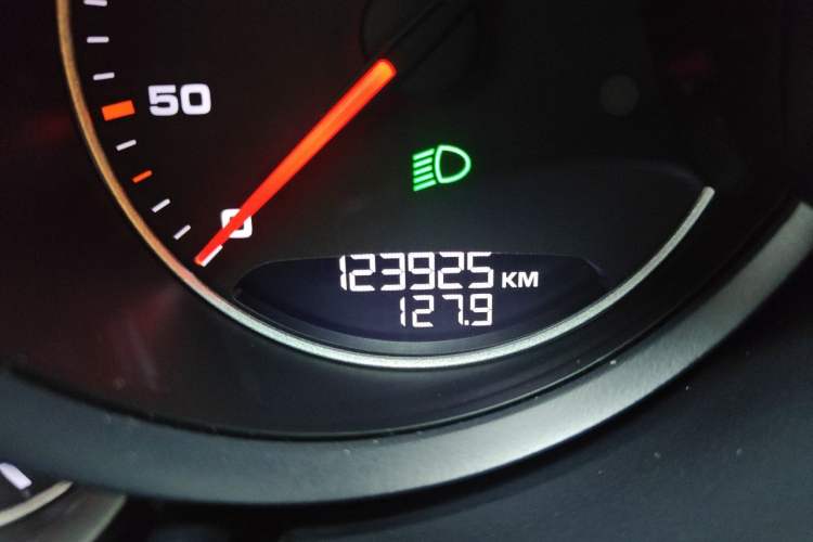 Used Porsche Cayenne 2016 Cayenne Platinum Edition 3.0T Odometer Close Up