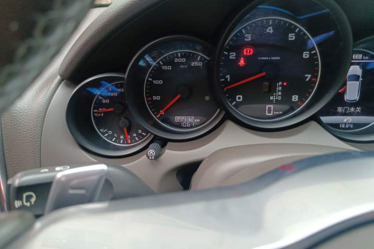 Used Porsche Cayenne 2016 Cayenne 3.0T Odometer Close Up