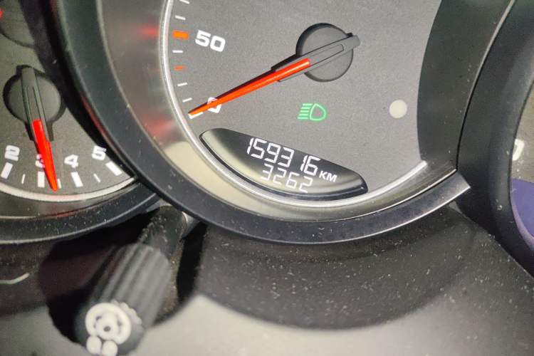 Used Porsche Cayenne 2016 Cayenne 3.0T Odometer Close Up