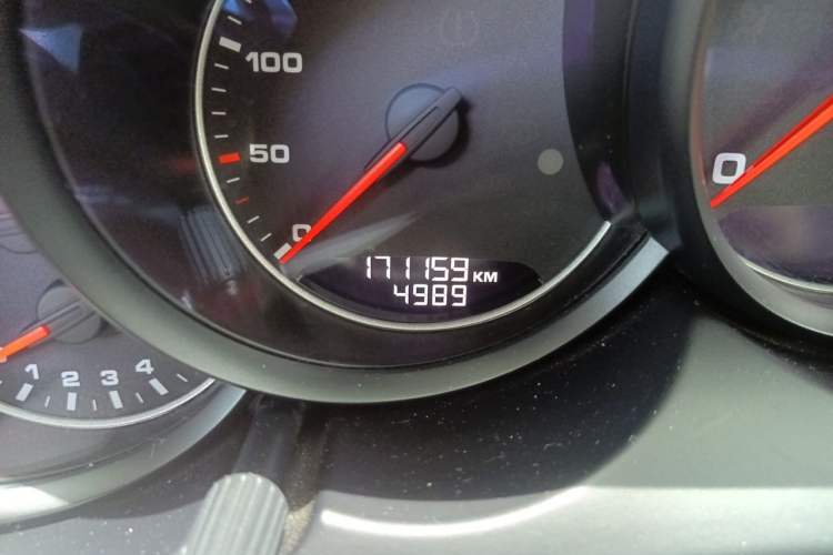 Used Porsche Cayenne 2016 Cayenne 3.0T Odometer Close Up