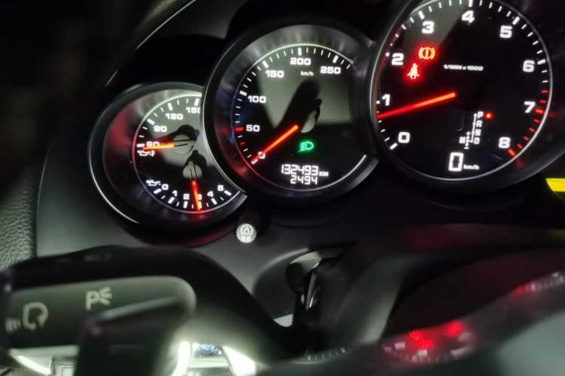 Used Porsche Cayenne 2016 Cayenne 3.0T Odometer Close Up