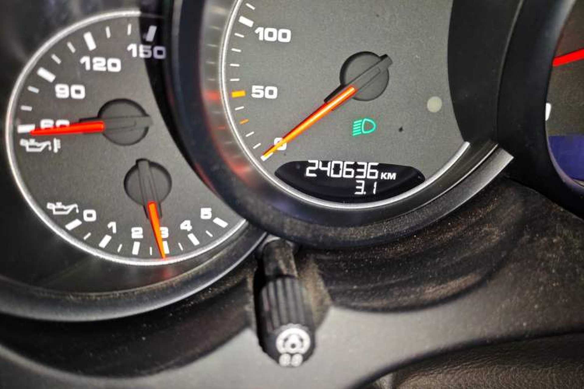 Used Porsche Cayenne 2016 Cayenne 3.0T Odometer Close Up