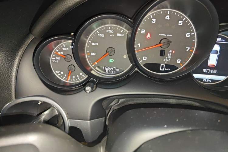 Used Porsche Cayenne 2016 Cayenne Platinum Edition 3.0T Odometer Close Up
