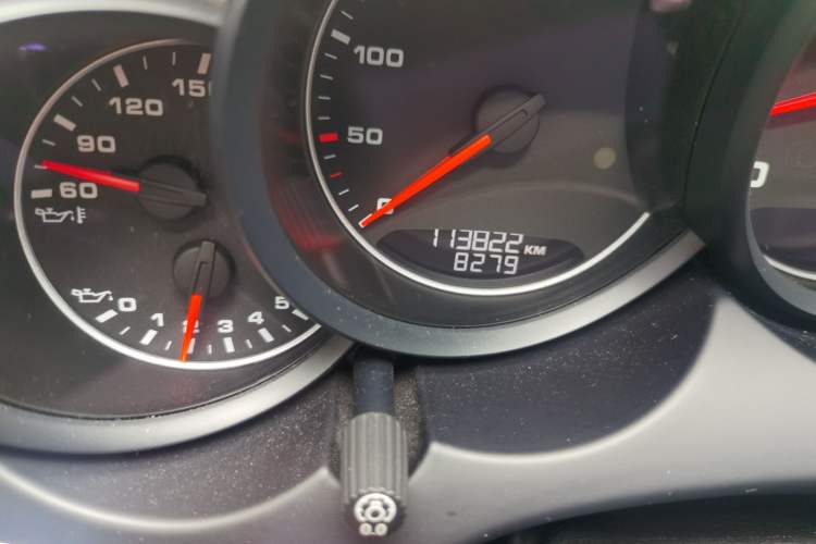 Used Porsche Cayenne 2016 Cayenne Platinum Edition 3.0T Odometer Close Up