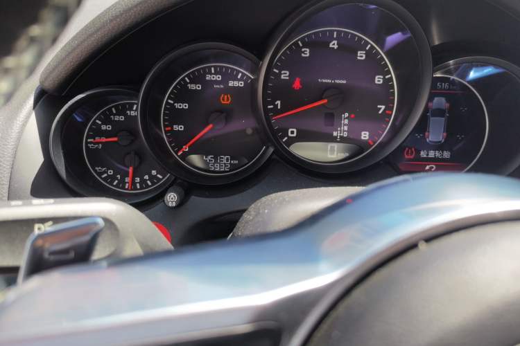 Used Porsche Cayenne 2016 Cayenne 3.0T Odometer Close Up