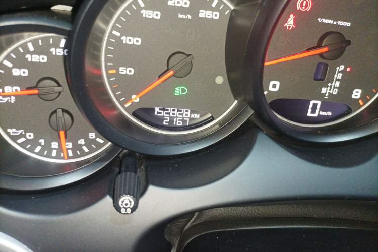 Used Porsche Cayenne 2016 Cayenne 3.0T Odometer Close Up