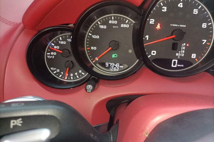 Used Porsche Cayenne 2016 Cayenne 3.0T Odometer Close Up