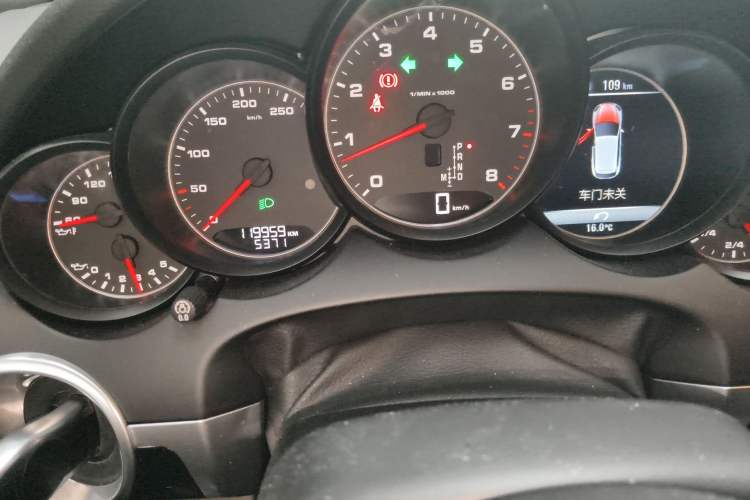 Used Porsche Cayenne 2016 Cayenne 3.0T Odometer Close Up
