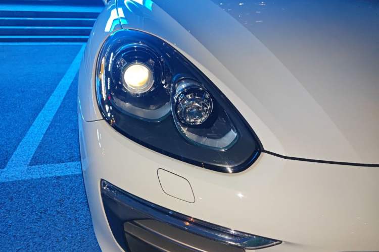 Used Porsche Cayenne 2016 Cayenne Platinum Edition 3.0T Right Front Headlight