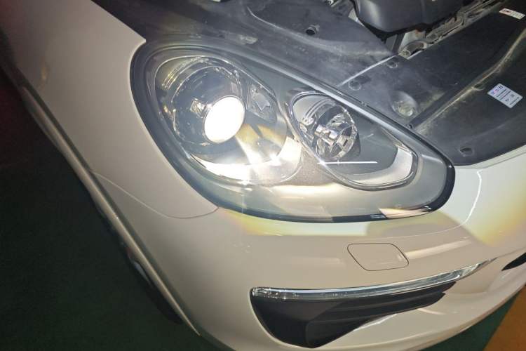 Used Porsche Cayenne 2016 Cayenne Platinum Edition 3.0T Right Front Headlight