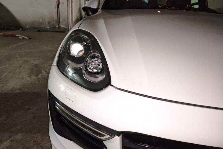 Used Porsche Cayenne 2016 Cayenne Platinum Edition 3.0T Right Front Headlight