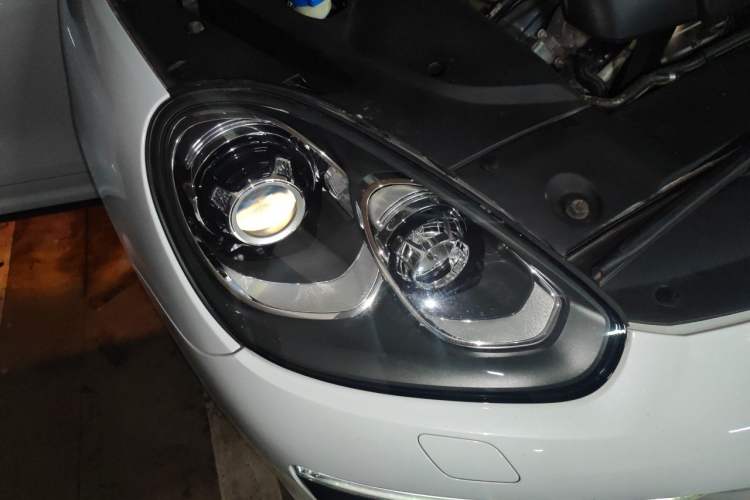 Used Porsche Cayenne 2016 Cayenne Platinum Edition 3.0T Right Front Headlight